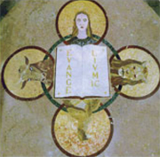 simboli dei quattro Evangelisti: Matteo (angelo), Marco (leone), Luca (bue), Giovanni (aquila). Decorazione marmorea, Tempio di S. Paolo, Alba (CN). Foto MARCATO 