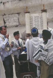 Gerusalemme - Presso il “Muro del pianto” (o “Occidentale”) si celebra la festa della “maturità religiosa” di un ragazzo ebreo (a 13 anni circa), quando per la prima volta può leggere il rotolo della Toràh (“Legge”).