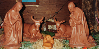 Accanto all’albero di Natale sia allestito il Presepio.