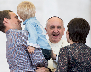 Papa Francesco ama e rispetta la dignità della famiglia.