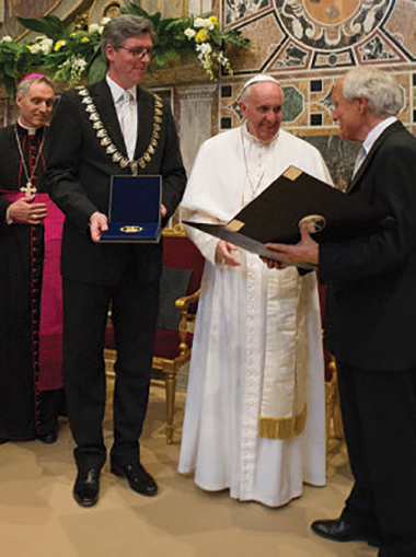 Consegna del Premio Carlo Magno 6 maggio 2016 a Papa Francesco.© Osservatore Romano