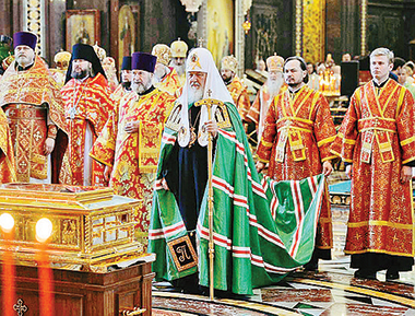 Il Patriarca di Mosca e di tutte le Russie Sua Santità Kirill venera le reliquie di san Nicola.