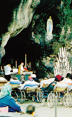 Malati alla Grotta di Lourdes in preghiera.