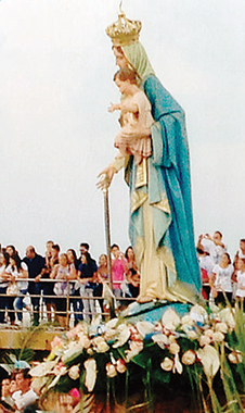 La statua della Madonna di Portosalvo al pontile per l’imbarco.