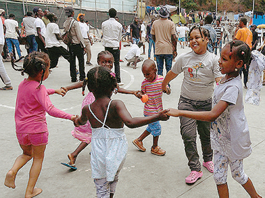 Piccoli profughi del Sudan a Ventimiglia nel 2016. Foto Ansa / Luca Zennaro Piccoli profughi del Sudan a Ventimiglia nel 2016. Foto Ansa / Luca Zennaro
